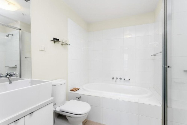 Waterfront Melbourne Apartments image 21